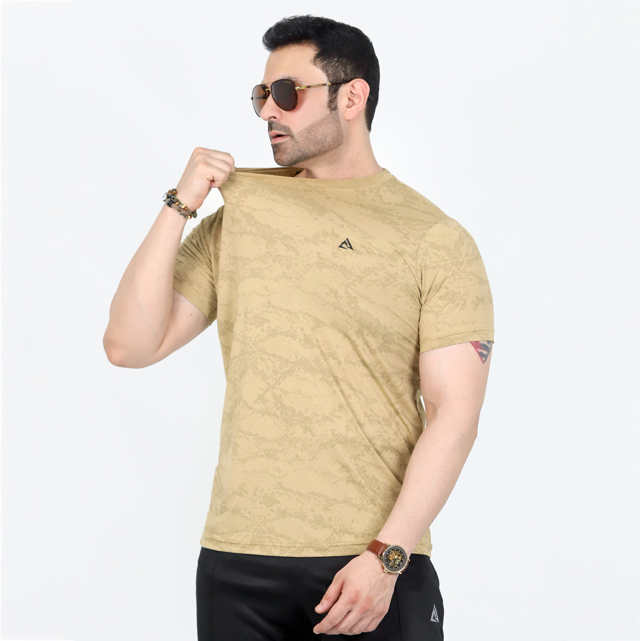 MUSTARD FOURNOD PRINT DRI-FIT  T-SHIRT